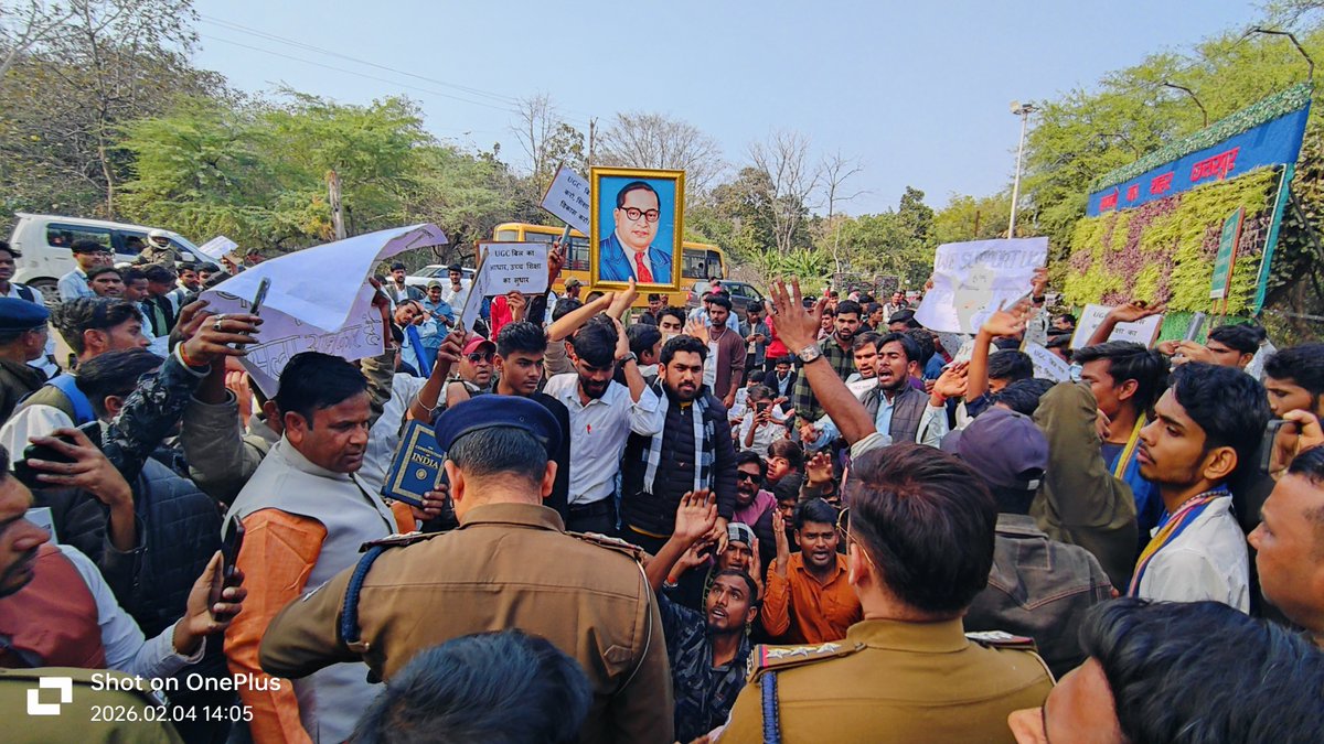 ASKUMASHANKAR's tweet image. पूरे देश के महाविद्यालयों में छात्र #ugcact  के समर्थन में प्रदर्शन हो रहे हैं।
मित्रा जी खश्या जी का हिंदू बंट नहीं रहा है।