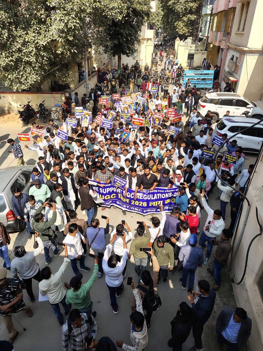 ASKUMASHANKAR's tweet image. पूरे देश के महाविद्यालयों में छात्र #ugcact  के समर्थन में प्रदर्शन हो रहे हैं।
मित्रा जी खश्या जी का हिंदू बंट नहीं रहा है।