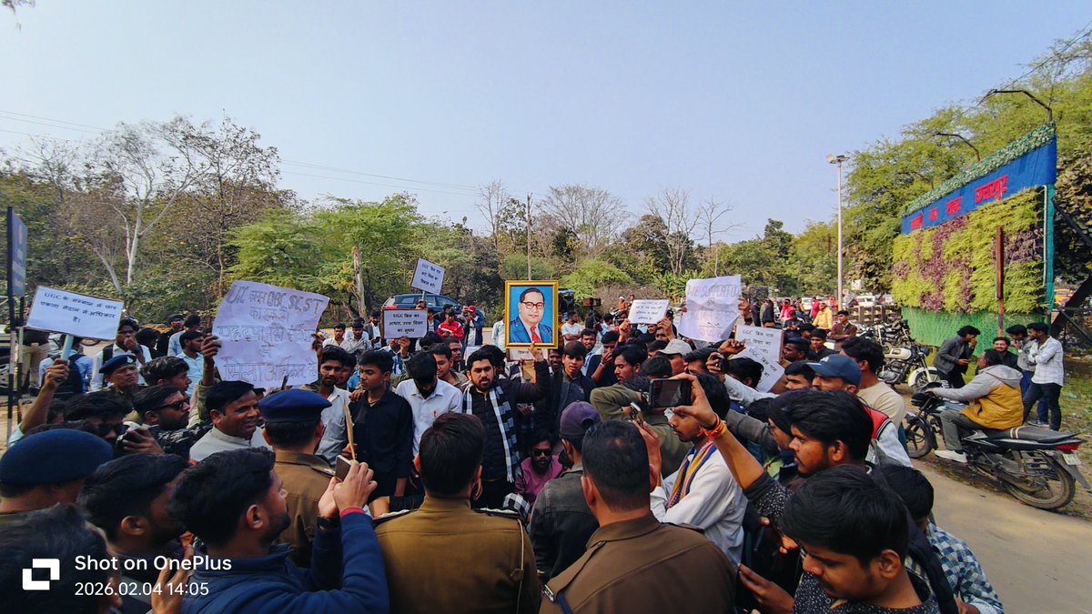 ASKUMASHANKAR's tweet image. पूरे देश के महाविद्यालयों में छात्र #ugcact  के समर्थन में प्रदर्शन हो रहे हैं।
मित्रा जी खश्या जी का हिंदू बंट नहीं रहा है।