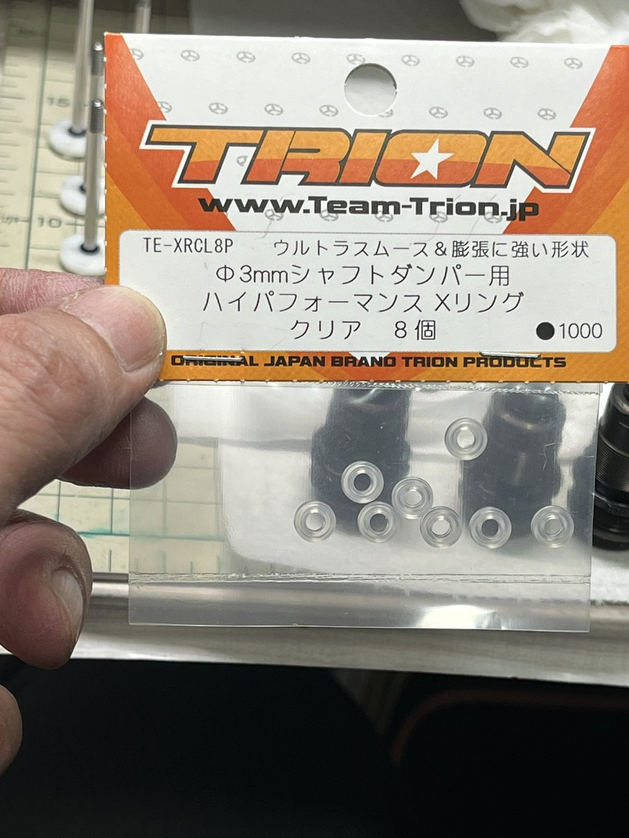 mamekichi_g's tweet photo. 今回効果的だったのに一番問題だったのがコレ。プログレッシブピストン。
伸び側の減衰を弱めるバルブ付きでステップジャンプでは車体はフラットな軌道で進むんだけど、タイヤはちゃんと路面を捉えてるイメージ。
コーナリングも程よくロール感が出てグラファイトシャーシとの相性も○
#RO10
#つくパー https://t.co/LPacQzwrmm