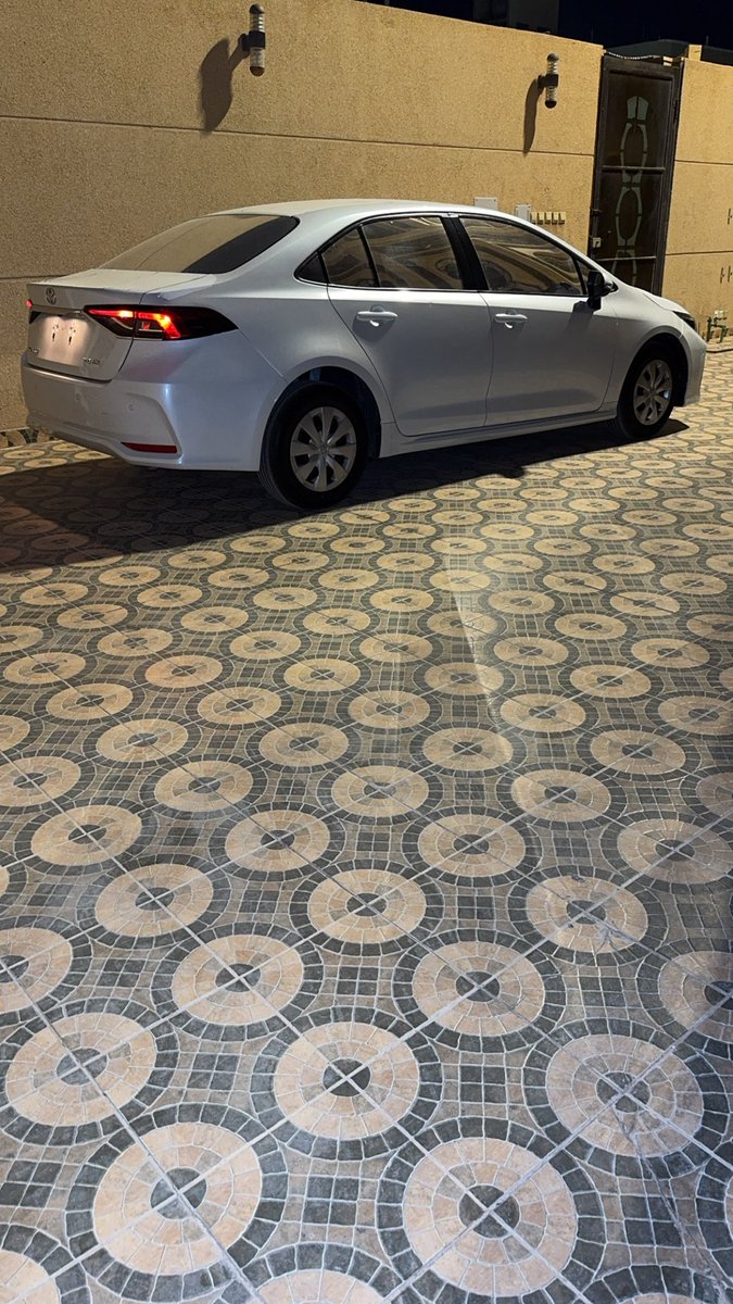 للماضي العذب عوّدي ياليالينا
لو يرجع العمر بعنا عمرنا القادم