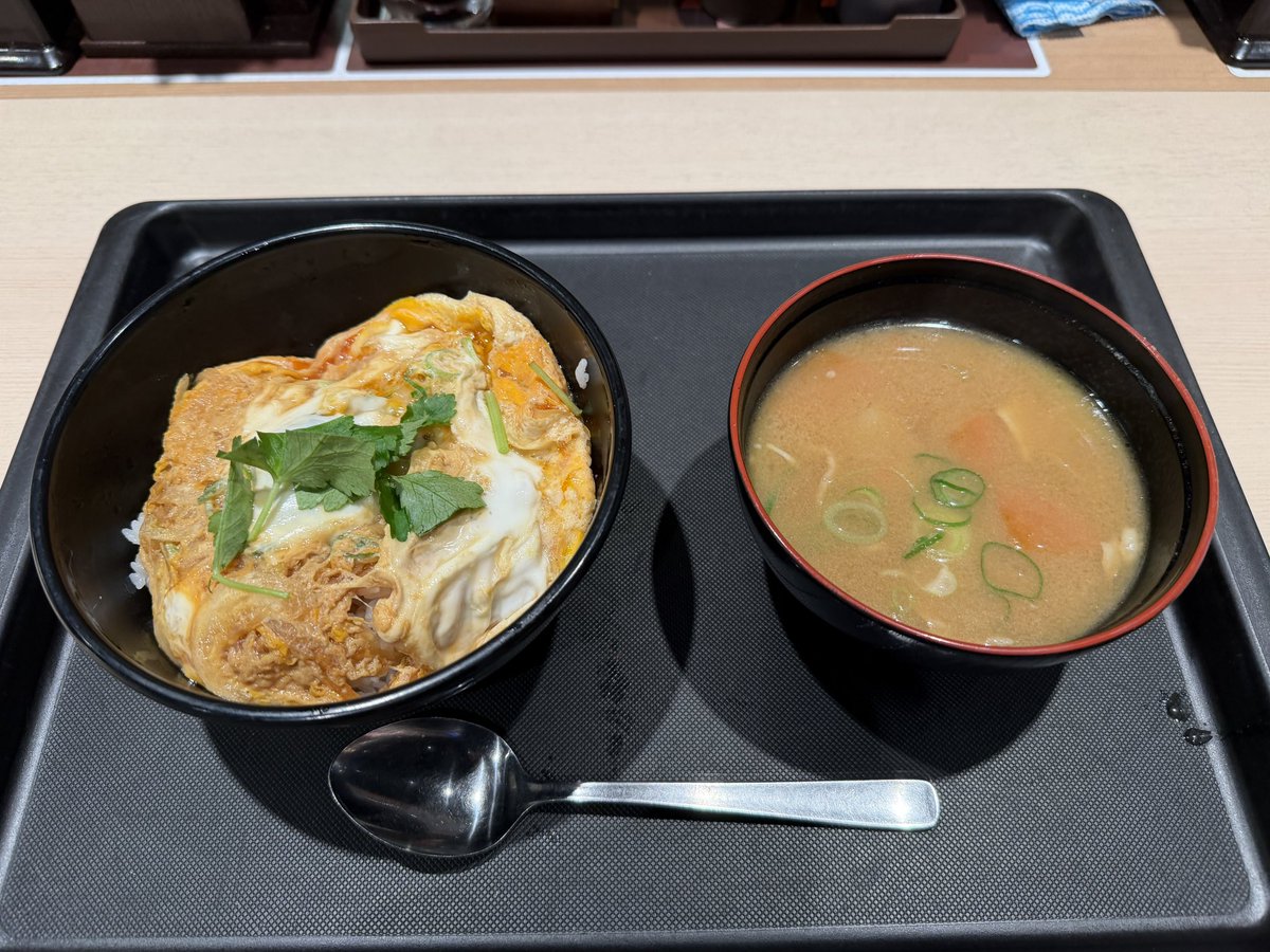 朝メニューが終わる前に松のやで腹ごしらえ。玉子丼が330円(豚汁UG+