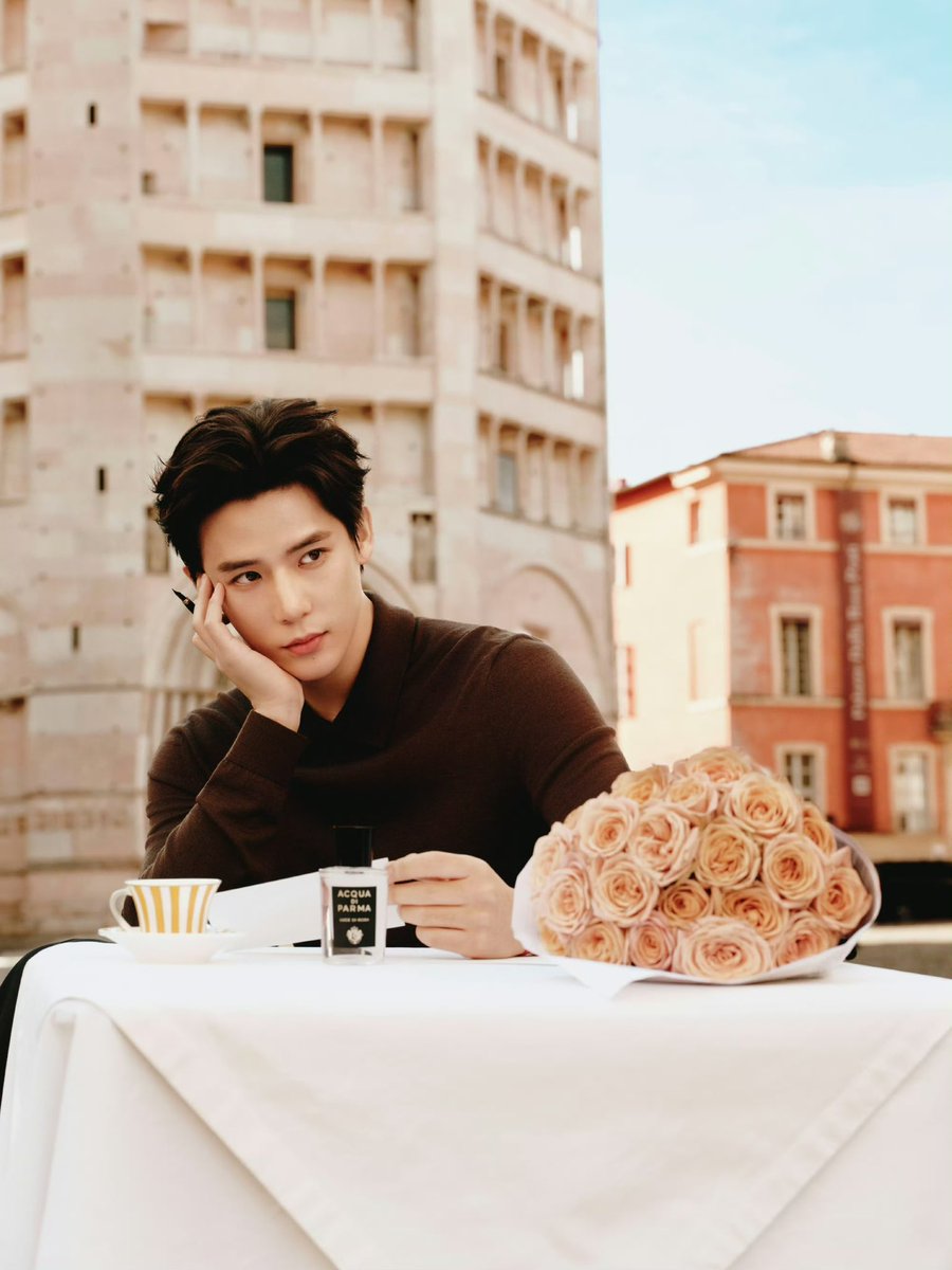 waybussth's tweet photo. ⇢ #Acqua_di_Parma帕尔玛之水 update ⇠

Love is in the details
Love is hidden in everyday life,
in every moment of being treated with tenderness.

Ambassador of Acqua di Parma, #Wanganyu ,draws inspiration from the handwritten Italian word "amore/love,"weaving it into an exquisite handcrafted flat knot.
With the light fragrance of Acqua di Parma’s Rosa Nobile,
he gently narrates the delicate expressions of love in daily life.
https://t.co/5kFDGwMLfQ

✉︎ https://t.co/9ugDWkejeo

#AcquadiParma
#王安宇
#หวังอันอวี่