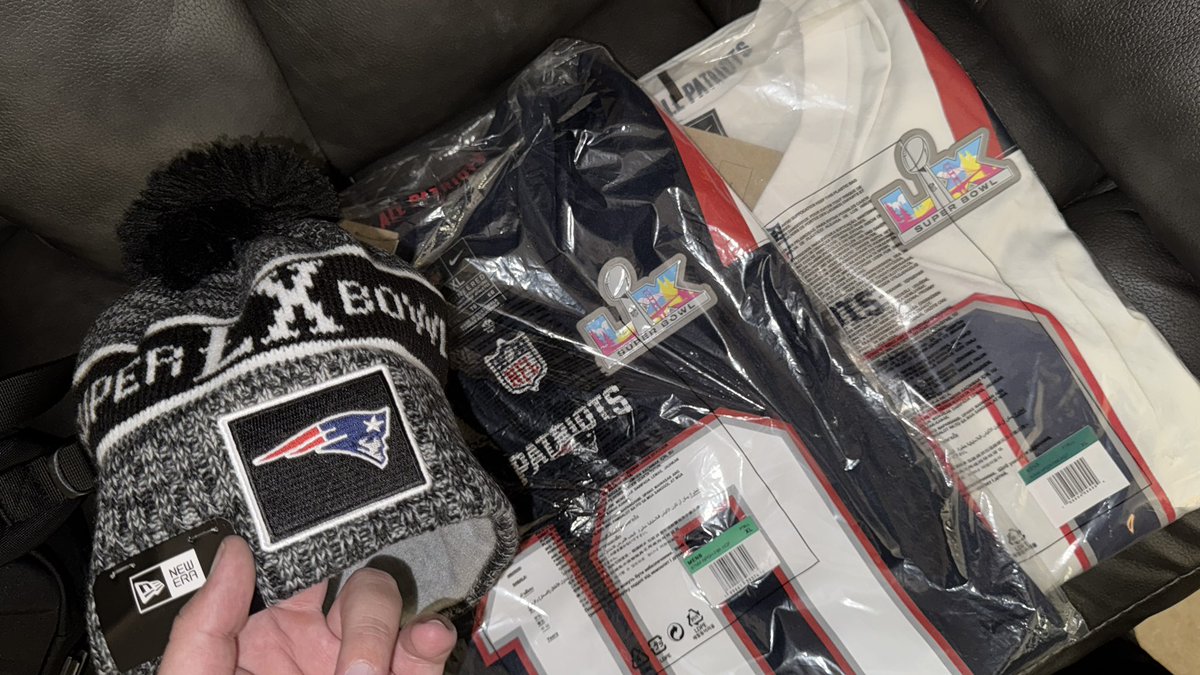 Quadfather78's tweet image. Even though the patches are fucked up at least the jerseys are here for the game. Let’s fucking go pats. #ForeverNE