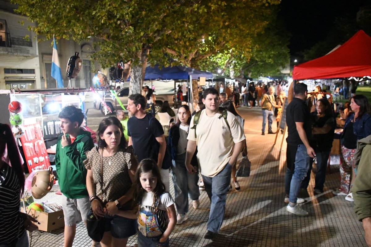 MuniChivilcoy's tweet image. #Ahora el intendente @BritosGuillermo acompaña la primera Feria Bio del 2026 con gran éxito y gran respuesta de la comunidad

@BritosGuillermo