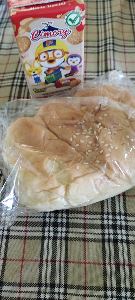 Langitnansenja's tweet photo. @MizarwanRizky @menuembegejelek Beda kelas sama di tempat sayaa, rotinya gak jelass, telur puyuh cuma 4 biji yg dmna itu ga setara dg 1 butir telur ayam, buahnya salah 1 biji😭 https://t.co/J9X4MM6Zj9