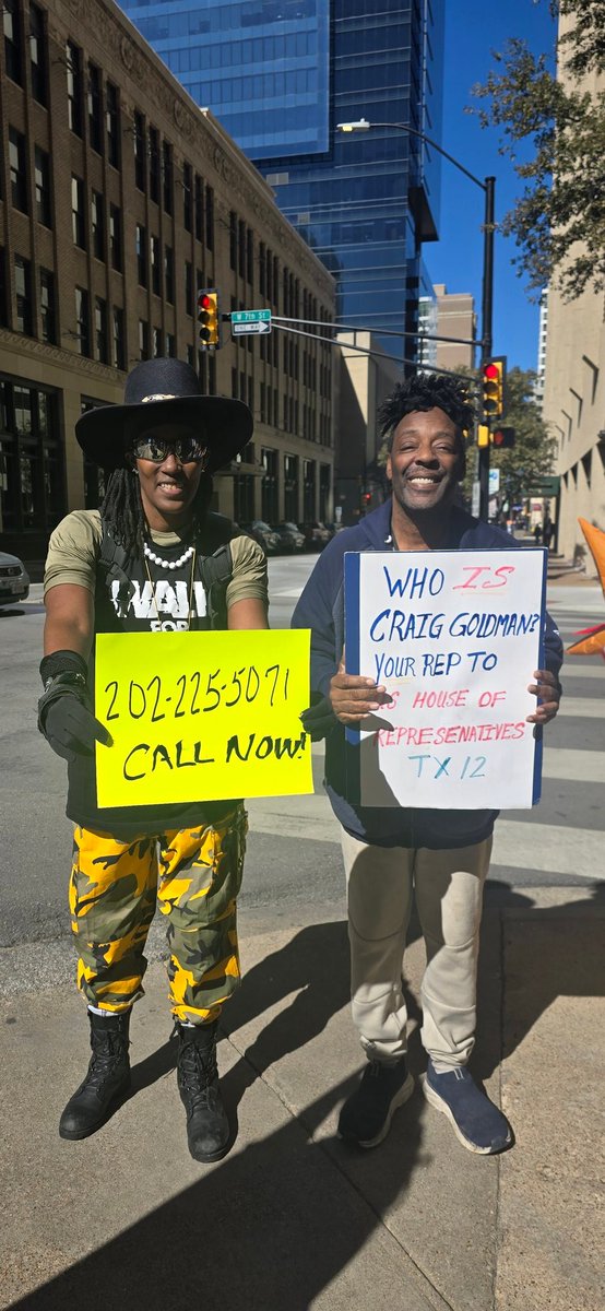 [Video] About 30 people gathered outside The Fort Worth Club in downtown Fort Worth, protesting and calling to speak with Congressman Craig Goldman from District 12. By Donnell Ballard 
share.newsbreak.com/h5onzlaf