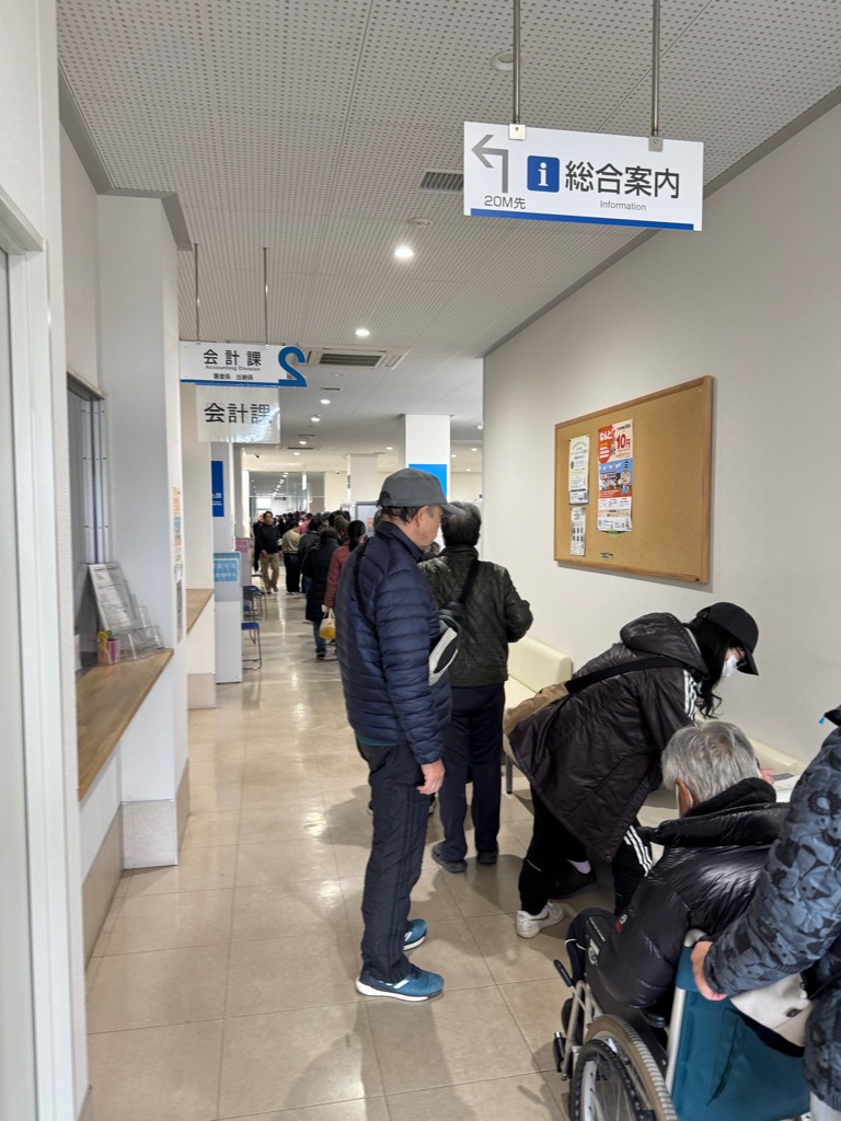tsukubamirai_c's tweet photo. 【期日前投票のお知らせ：午前11時現在】
現在、市内全3カ所の期日前投票所が大変混雑しております。 待ち時間の目安は、各会場ともに30分から1時間程度となります。 お急ぎの方には、ご不便をおかけし大変申し訳ございませんが、ご理解とご協力をお願いいたします。
#つくばみらい市 https://t.co/pAa1iCAiIL