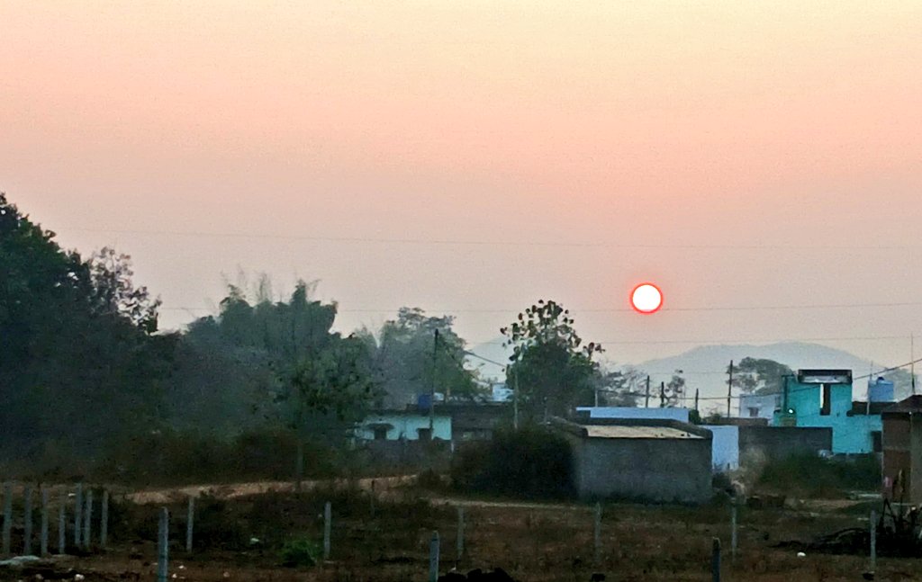 उदये ब्रह्मस्वरूपोऽयं मध्याह्नेतु महेश्वरम् ।
अस्तमाने स्वयं विष्णुं त्रयीमूर्तिं दिवाकरम् ॥