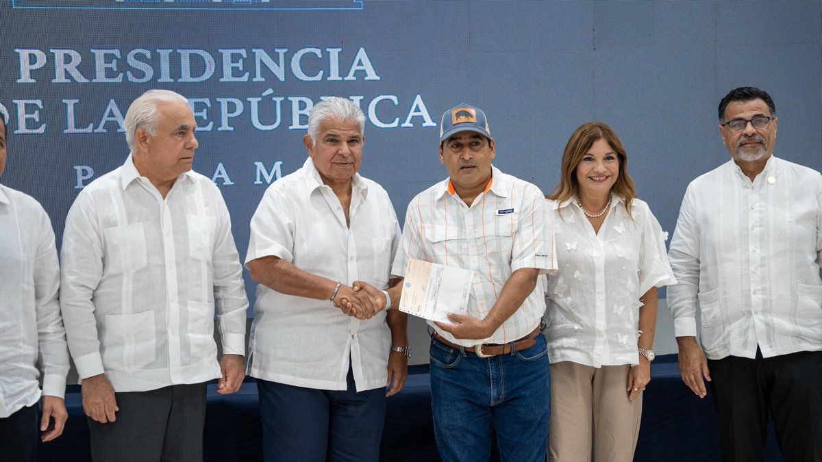 El gobierno nacional liderado por el presidente <a href="/JoseRaulMulino/">José Raúl Mulino</a> apoya a los pequeños productores coclesanos con el proyecto de préstamos para pozos del <a href="/bda_panama/">BANCO DE DESARROLLO AGROPECUARIO</a>. #ConPasoFirme <a href="/JoseRaulMulino/">José Raúl Mulino</a> <a href="/MIDAPma/">Ministerio de Desarrollo Agropecuario</a> <a href="/presidenciapma/">Presidencia de la República de Panamá</a>