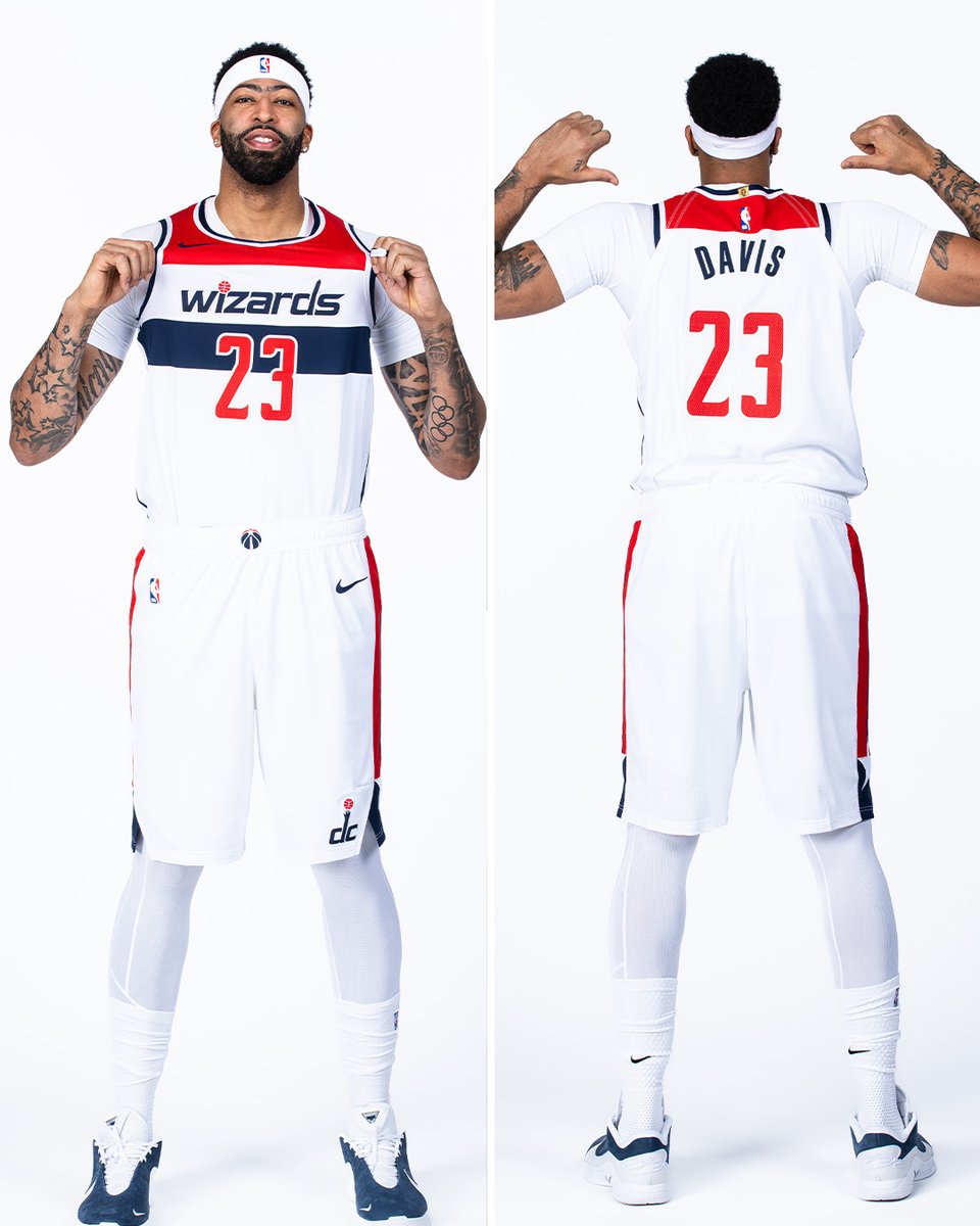 YahooSports's tweet image. First look at Anthony Davis rocking his new Wizards jersey 🪄
