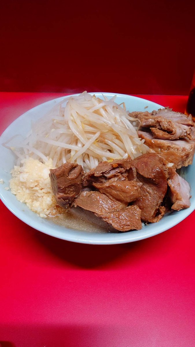 3chaSavarin's tweet photo. 久々のラーメン二郎歌舞伎町店🍜
これまた久々に豚入り🐷
なんだか活力が湧いて来たぜ😋
#ラーメン二郎 https://t.co/BZCPagmxIq