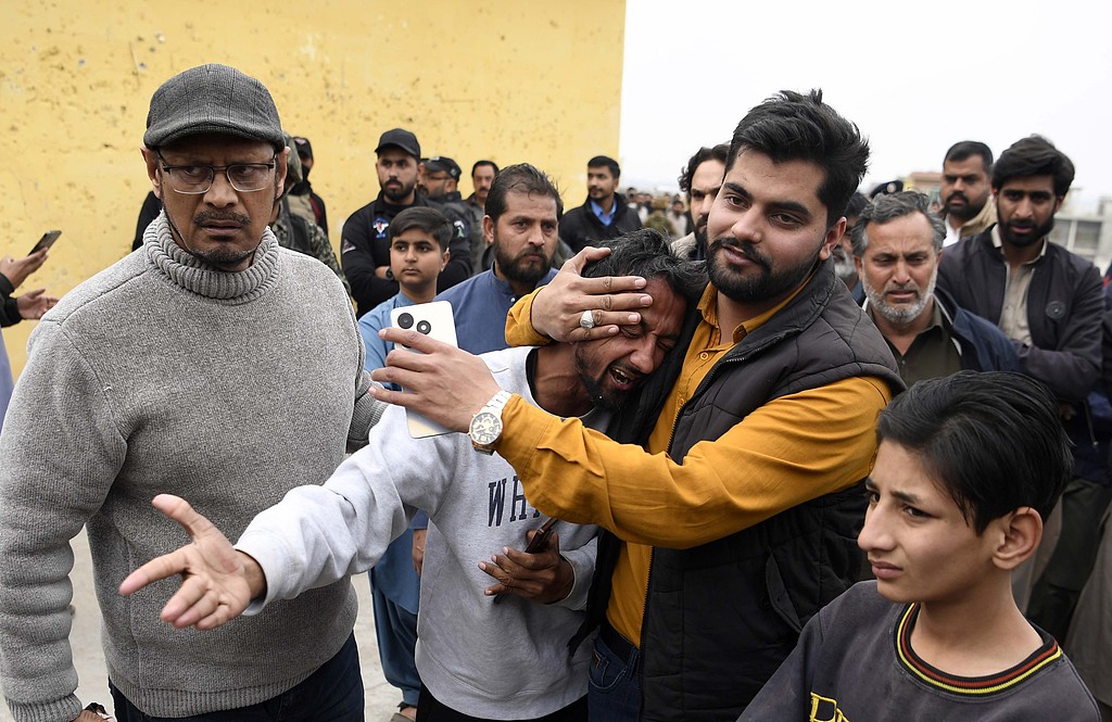 CCTVAsiaPacific's tweet image. At least 32 people were killed and around 170 others were injured after an explosion ripped through a #mosque during Friday prayers in #Pakistan's federal capital city of #Islamabad. The death toll might further rise as several people among the injured are in critical condition.