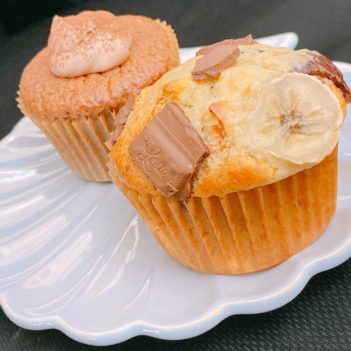 マフィン焼けた🎉クリームにラム酒入りのチョコシフォンも！あとで食べるの楽しみ🫶