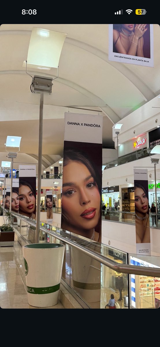 Imaginen odiar a DANNA y encontrarla asi por las plazas, reina que puede 🫰🏻✨