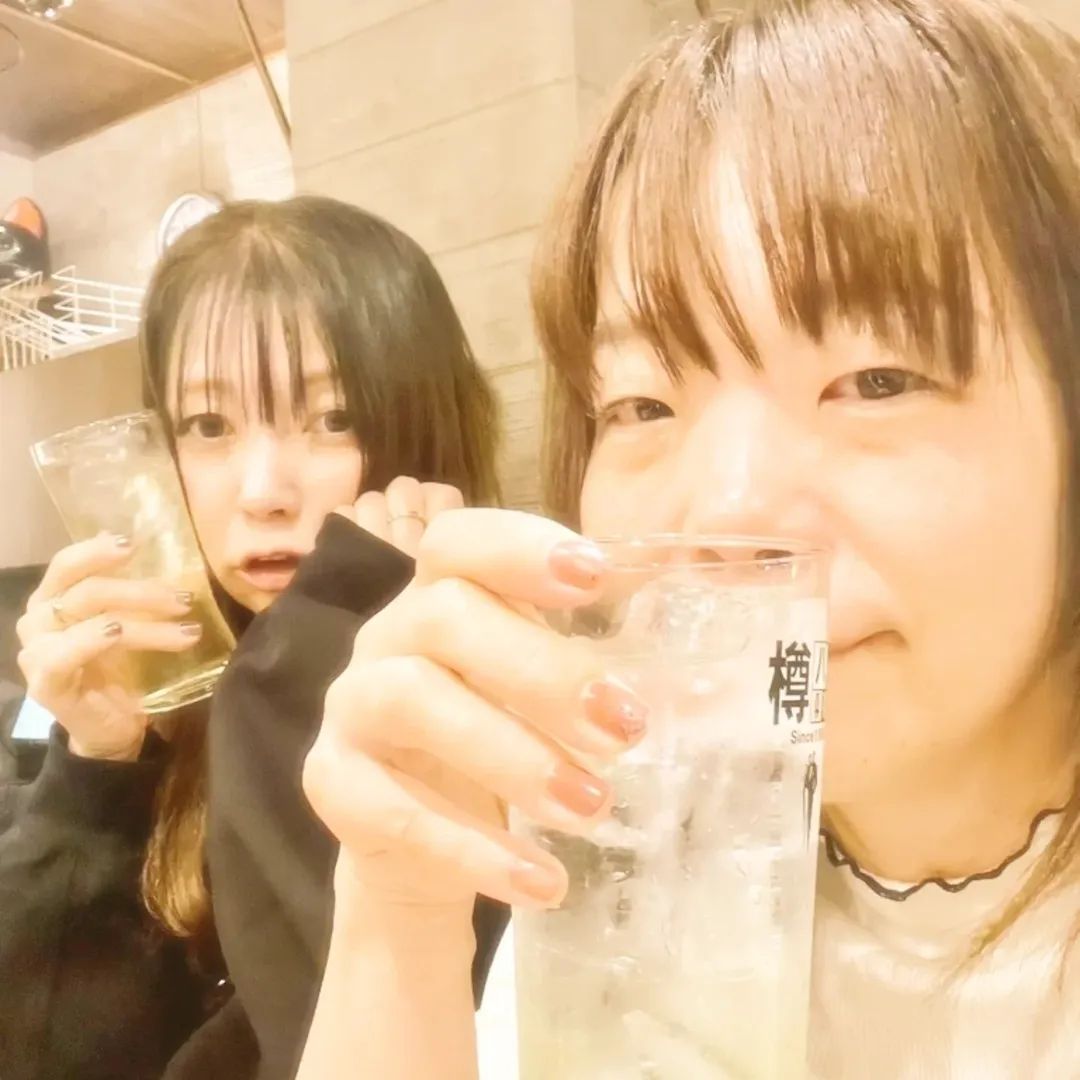 yukorin_vo's tweet photo. 15日わらくもいよいよ!!⁡
⁡オープニングアクトで⁡
⁡世界救う系アイドル
DOLDOLLが堂々復活ですよぅ……⁡⁡
⁡関西2大いじられ女ボーカル︎🤍とか言ってたのはつかの間で⁡
⁡この人もう私を売って紅茶煎れてほっこりしていますよ……⁡
⁡⁡
⁡#わらくも⁡ #DOLDOLL #世界救う系アイドル https://t.co/TCXTS275D8