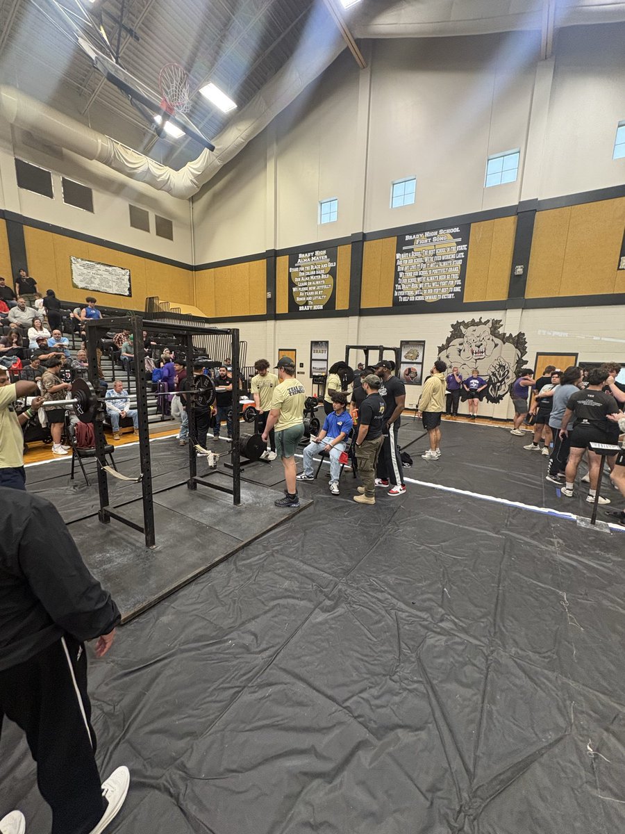 Yesterday HPU Football helped out at the Brady Powerlifting Meet. Players were loading weights and spotting for the athletes. Thank you to Brady High School for the opportunity and hospitality. It was a great experience.

#StingEm
#TearOffTheRoof