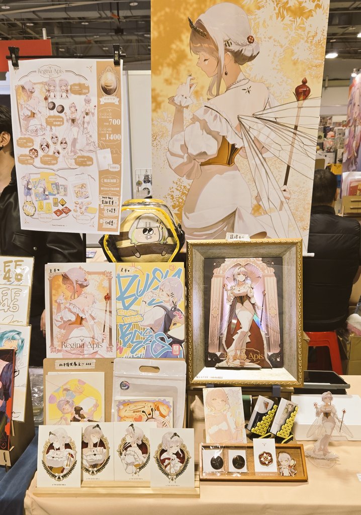 速報～
阿鼠今天在M10唷～
畫重點：
-新刊新品有補～等大家來帶回家！！
-今天競標女王蜂紙雕燈光畫、大掛軸
-詢問阿鼠可以領取認親卡！
等等見喔～
#FF46 #蜂蜜堅果