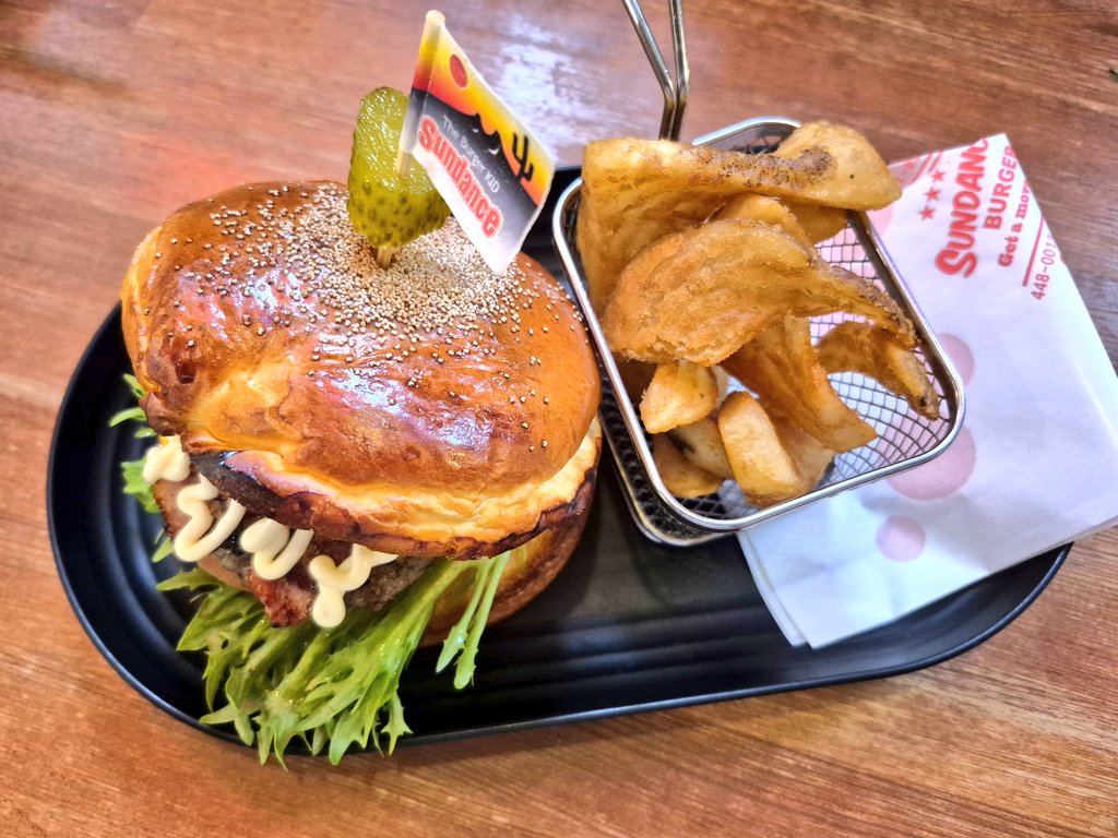 ponyakii's tweet photo. ベーコンチーズバーガーえいえいおー！ https://t.co/LMqlHpQ7I4