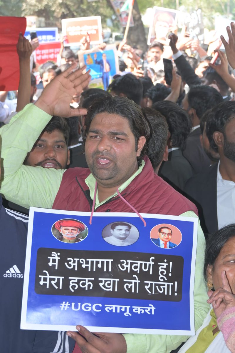 UGC समता कानून के समर्थन में आंदोलन कर रहे छात्रों का एक पोस्टर सोशल मीडिया पर तेजी से वायरल हो रहा है पोस्टर में लिखा नारा :-

"मैं अभागा अवर्ण हूँ,
मेरा हक़ खा लो राजा!"

विश्वविद्यालयों व उच्च शिक्षण संस्थानों में जातीय भेदभाव के खिलाफ UGC के समता कानून कानून के समर्थन में
