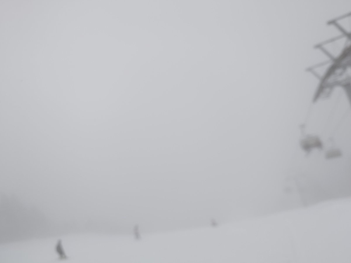 数回下のリフトで滑ってそろそろ上に行ってみるか～って長いリフト乗って降りたらこれで横転（物理）盛大に転けて膝が死んで今泣いてる。