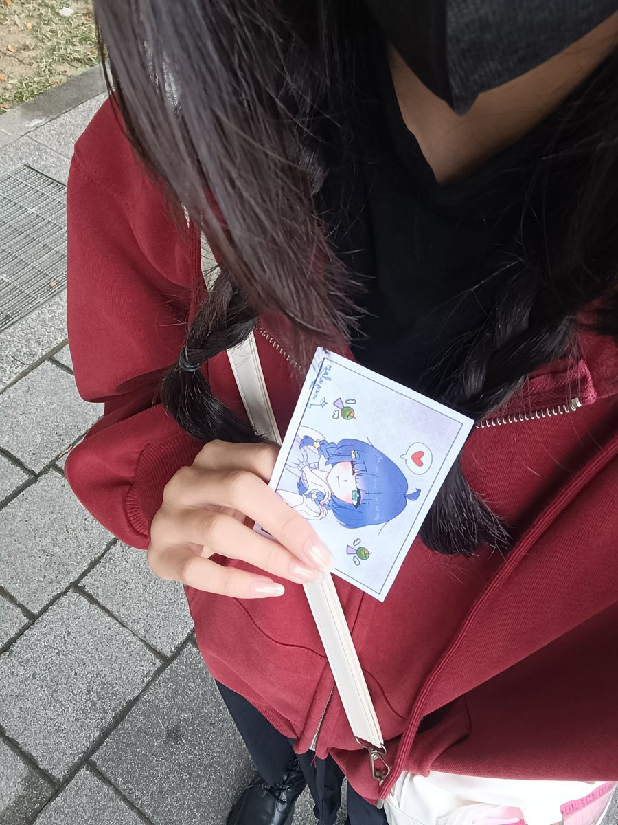 毒蘋果們早安安！！！✨
那個...魚是個超級超級大I人哦👉👈
非常不擅長聊天🥹🥹🥹
我大概會亂跑和各種排隊
或者來陪我排隊也可以(x
歡迎來找我拿認親卡(／・ω・)／💜
(嗚嗚嗚...希望發的出去🥹
今天長這樣！！有戴眼鏡
痛包上有認親卡！！
⭕歡迎合照❌禁止拍打及餵食（？
祝大家玩的開心~(／・ω・)／