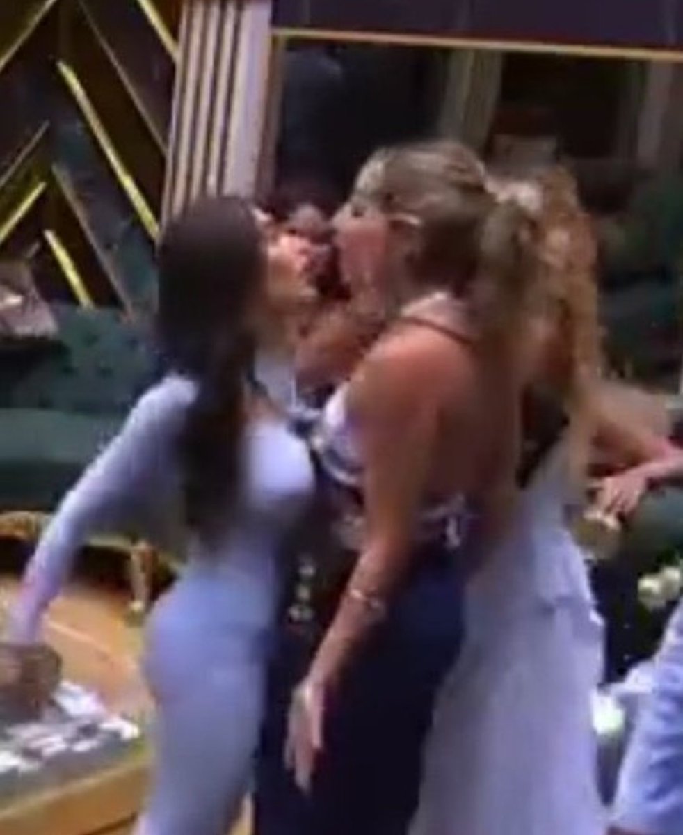EliveltonOSilva's tweet photo. Gente e a Jordana tentando tacar os beiço dela na Samira. Tô Gag. Passada.

#BBB26 #samira #jordana https://t.co/uCE49x1Lkz