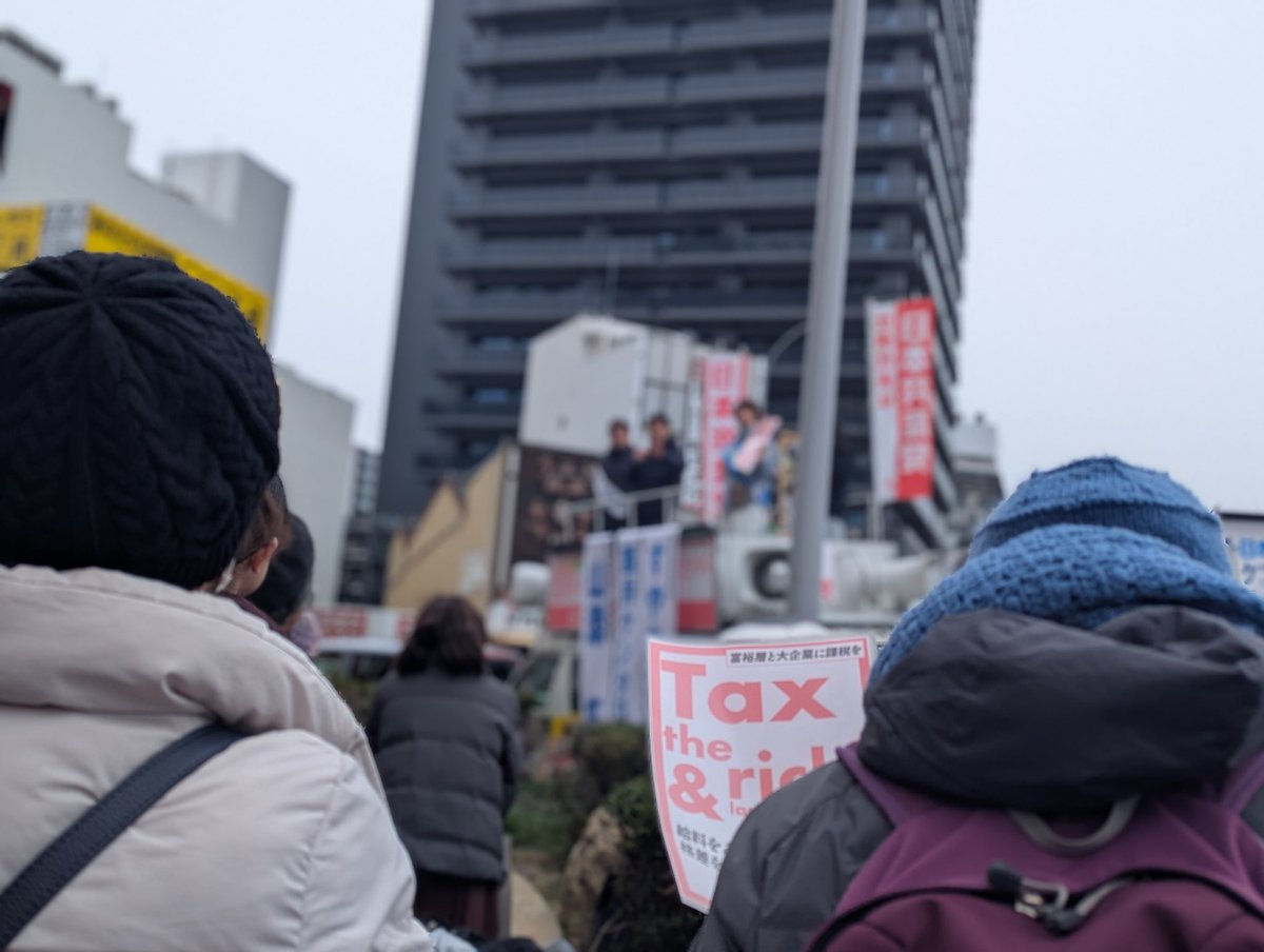 今池ガスビル前で山添拓参院議員を迎えての街頭演説会。
準備したプラスターは全部なくなり、みなさんが聞きながら掲げてくれています。
憲法守れ、外交で平和をつくるために最後まで頑張ろう💪
17時〜は名鉄百貨店前でのボランティア募集しています！
#比例は日本共産党