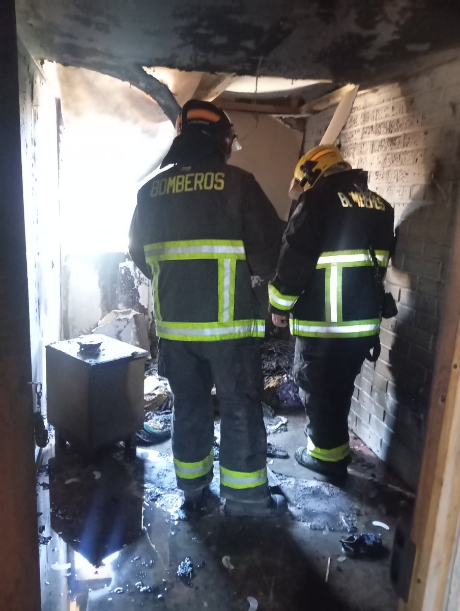 Esta tarde, la compañía trabajó en Principio de Incendio que afectó a dormitorio de casa habitación en 4 oriente 19 norte B #Talca. Hasta el lugar concurrió la Bomba España de Talca con la unidad de Control de Incendios.

 Bomba España de Talca 🇪🇦