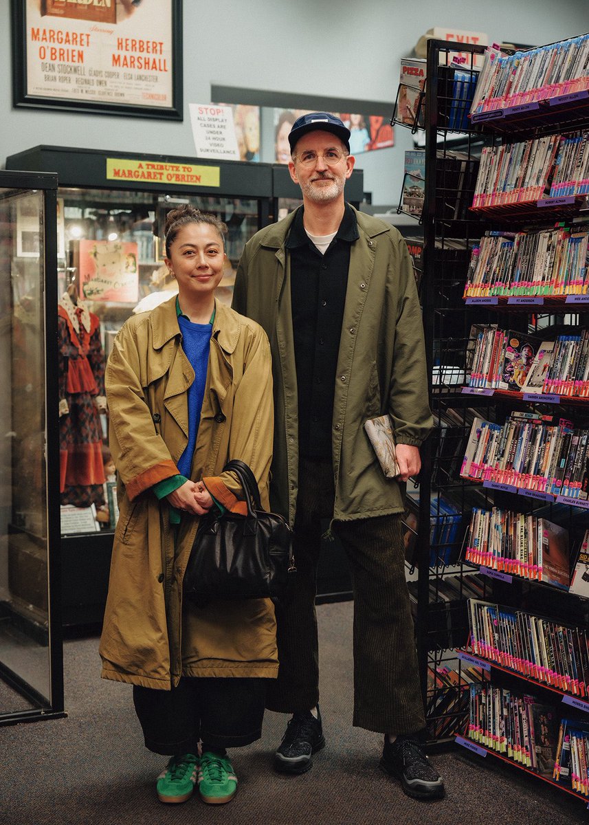 POPEYE_Magazine's tweet photo. サブスク全盛時代になお拡大する、ポートランド唯一のレンタルビデオ店『ムービーマッドネス』。あらゆるジャンルの映画が一堂に揃うこの店と、吸い寄せられるようにここへ集まったムービーラバーたちをドキュメントした。
https://t.co/Sf37zeNHSh https://t.co/CcniOfgg22
