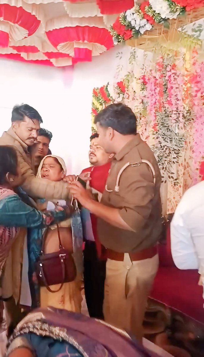 दो बीवियों के होते हुए तीसरी शादी! गर्भवती पत्नी मंडप पहुंची, मचा हड़कंप

सीतापुर में चौंकाने वाला मामला सामने आया है। विपिन नाम का युवक अपनी दो पत्नियों के रहते तीसरी शादी करने मंडप पहुंच गया।
शादी की रस्में शुरू होने ही वाली थीं कि तभी उसकी गर्भवती दूसरी पत्नी मौके पर पहुंच गई