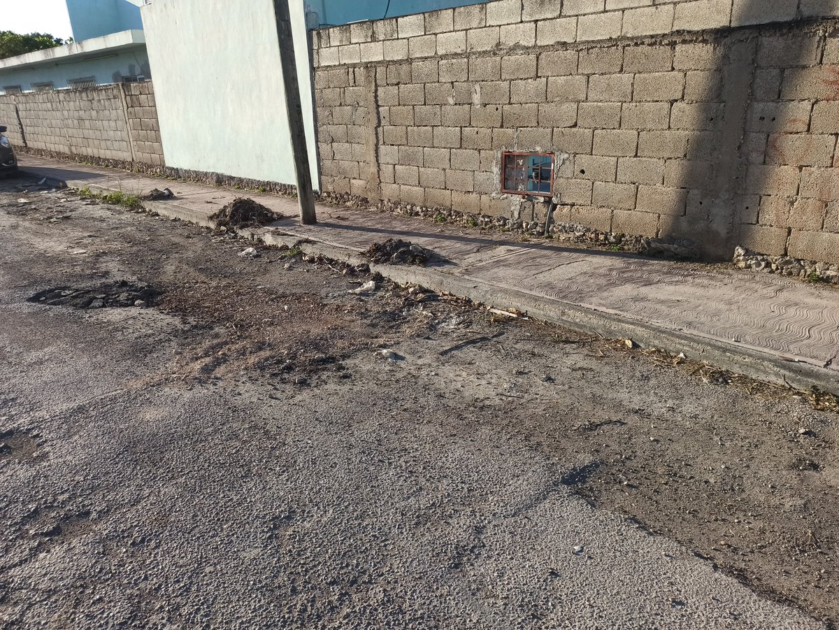 <a href="/JAPAYOficial/">Junta de Agua Potable y Alcantarillado de Yucatán</a> Agradecemos la pronta atención de la <a href="/JAPAYOficial/">Junta de Agua Potable y Alcantarillado de Yucatán</a> para reparar la fuga de agua en la Colonia Xoclán Reja. Foto del pasado miércoles 4 de febrero.

<a href="/GobYucatan/">Gobierno de Yucatán</a> <a href="/FTorresRivas/">Francisco Torres</a> #ReparaciónDeFugas #AguaPotable #GobiernoyCiudadanía