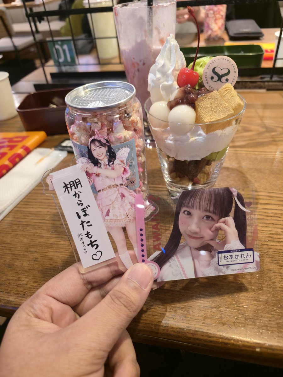 pana_fzkaren's tweet photo. #KAWALAB #カワラボカフェ
#FRUITSZIPPER
カフェ可愛かった～～

タコラピーヤライスと、
かれんたんいちごミルク頼んで、
ランダムトレカ2人ともゲットは嬉しすぎヽ(*´∀｀*)ﾉ

朝から甘いもの食べ過ぎて、今すぐにコーヒーが飲みたい🤤 https://t.co/g4VU6iloev