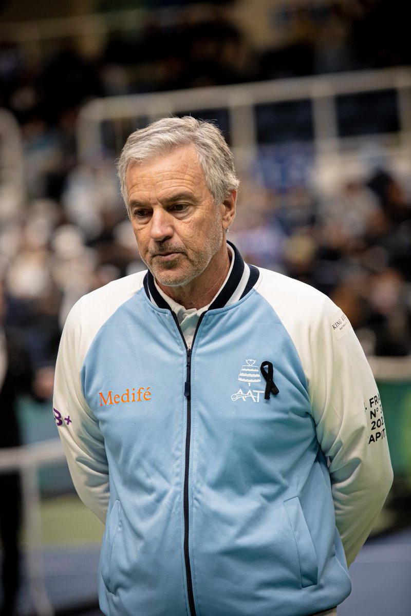 El capitán argentino, Javier Frana, luce un lazo negro de luto en memoria del periodista Guillermo Salatino.