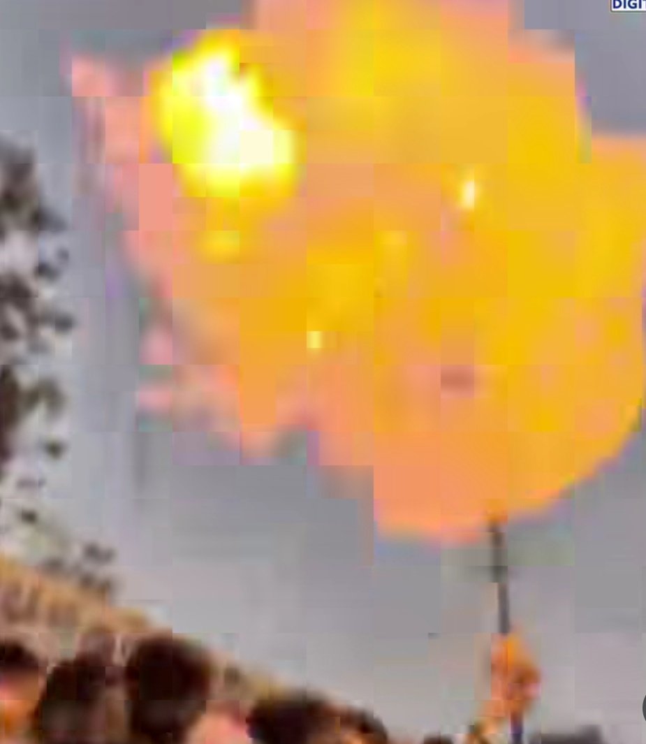 उज्जैन में भाजपा के प्रदेश अध्यक्ष श्याम टेलर के स्वागत कार्यक्रम में अचानक आग का गोला बने गुब्बारे...
हाइड्रोजन गैस से भरे गुब्बारे में अचानक हुआ धमाका,, वीडियो सोशल मीडिया पर हुआ वायरल.... अब हादसा कब कहां किस तरह हो जाए कुछ पता नहीं होता है 🙂🙂