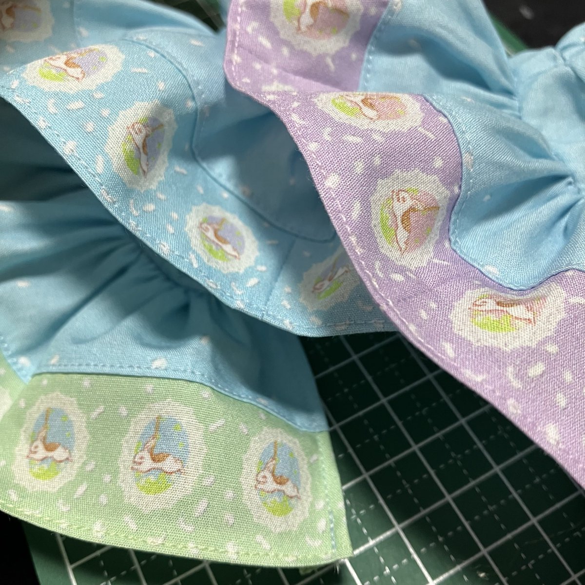 プリント布の残りを接ぎ合わせて作ってみました。
ひとまず上の方だけ留め具を付けた段階です。
オビツ11サイズ（袖口広め）なのですが、予想以上に萌獣ボディと相性が良いかも（笑）
合わせる小物も思いついたので、セットで出してみます。水色ベースで裾は3色。各1〜2着です。