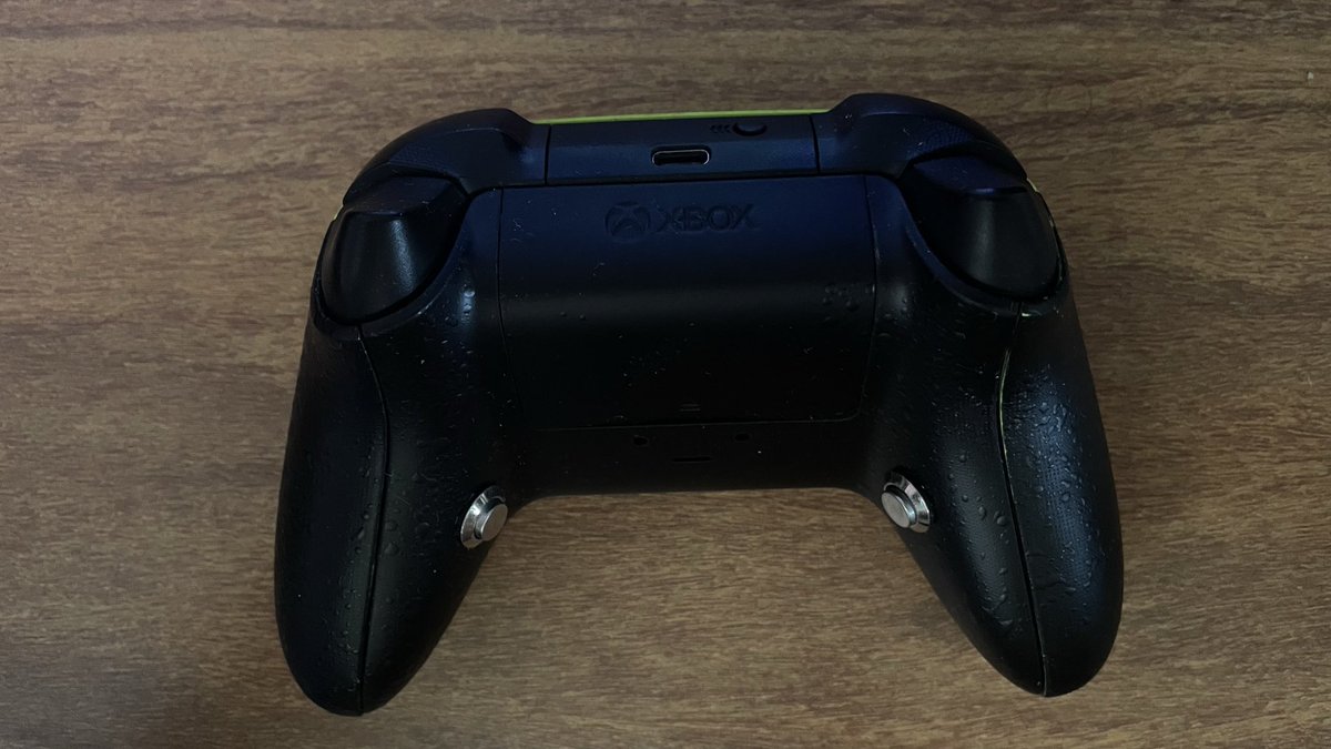 Estou vendendo esses dois controles de Xbox Series com paddles de botão da GG Controles. Controles pouco usados e funcionando perfeitamente. Se levar os 2 tem desconto, interessados é só chamar no direct.