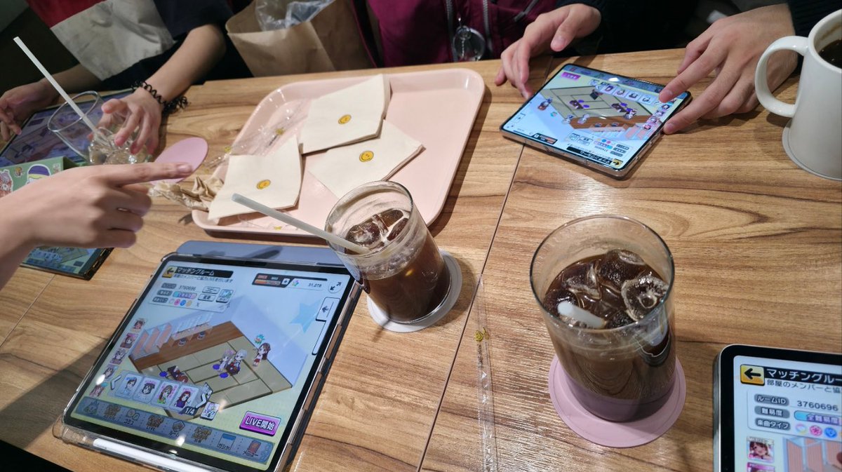 Luna_765P's tweet image. 2026년에 카페에서 데레스테 라파하는 사람들