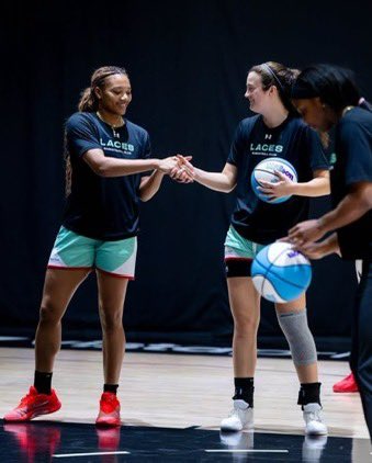 LacesBCUpdates's tweet photo. The twins were cooking in the first half🔥

Naz- 11pts 
Maddy-12pts https://t.co/xgnwzU2caj