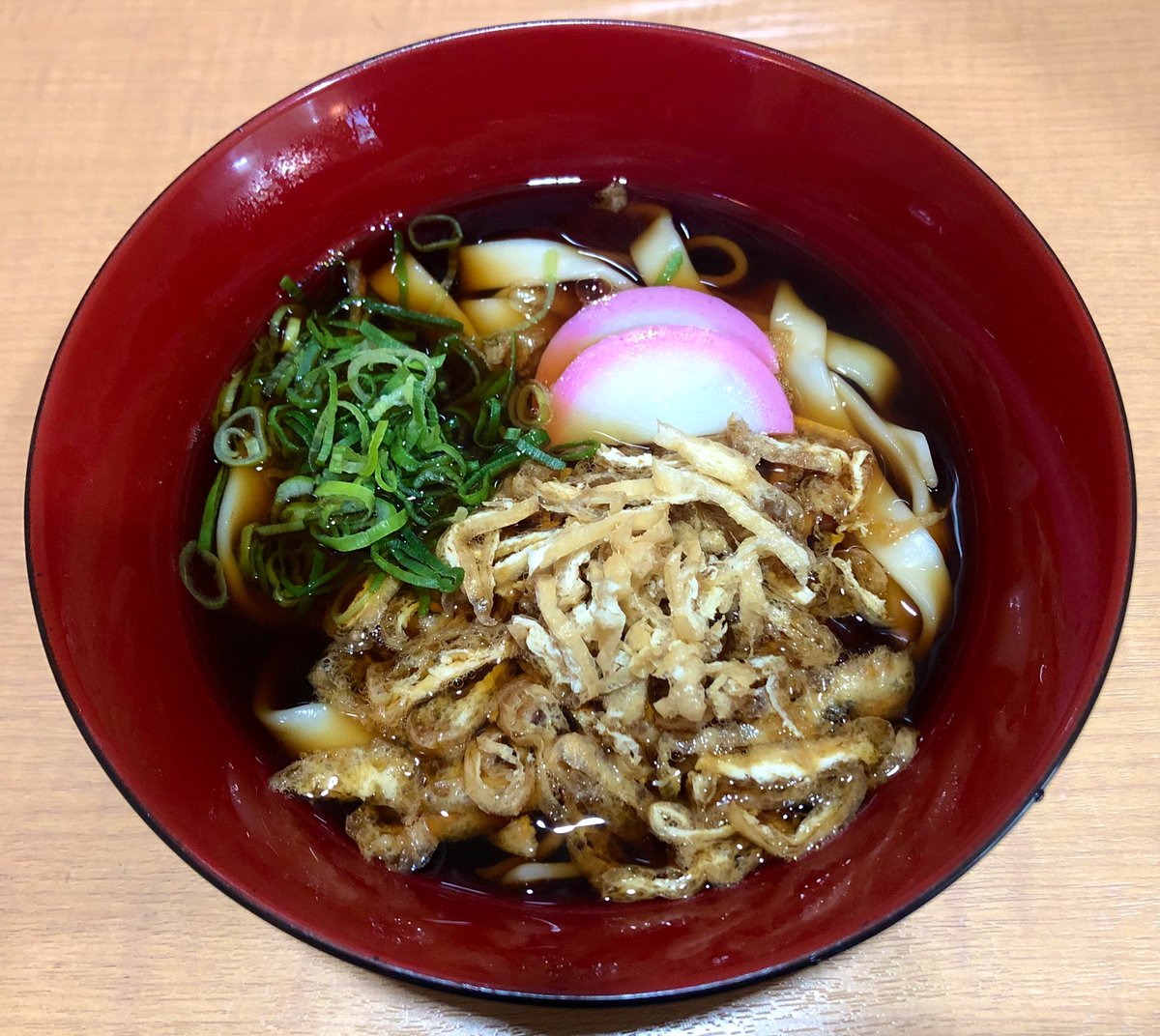 ryojoutanu's tweet photo. 蒲郡駅改札外、#蒲郡駅そば・うどん壺屋 できしめん440円を。豊橋のレジェンド級駅そば #壺屋 は蒲郡にもあります。ここはシンプルにきしめんで。ピロっとした麺に濃いめのどっしりしたつゆが絡む。刻み揚げに青葱、蒲鉾。完成度が高い。
#忘れじの駅そば #立ち食いそば https://t.co/uFfBjlN58h