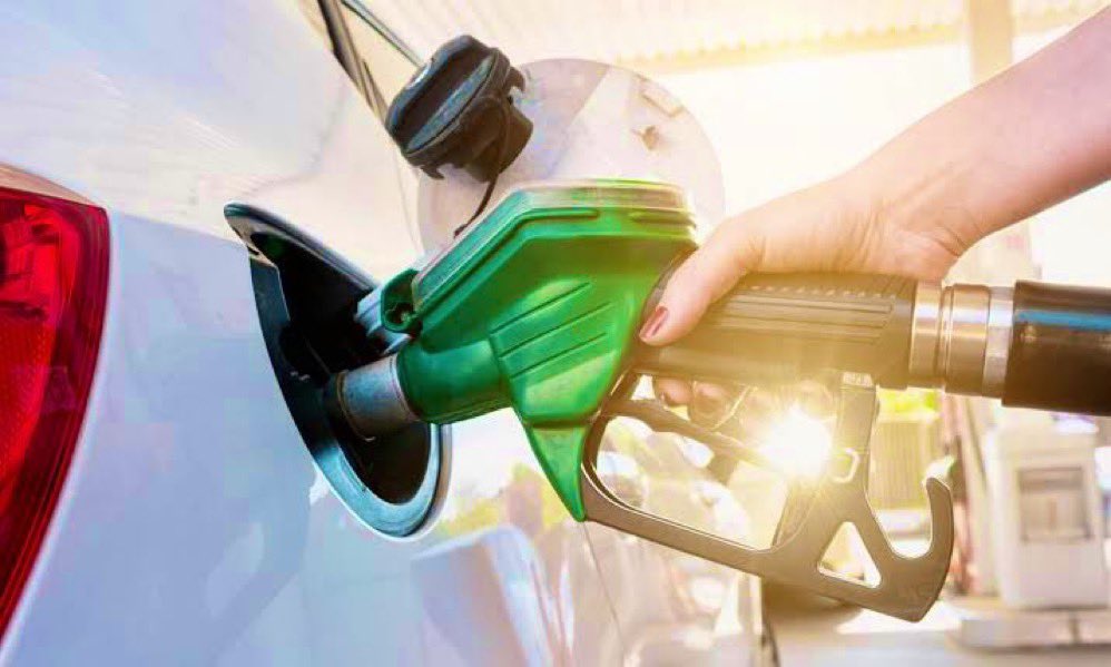 NewsLiberdade's tweet image. 🚨URGENTE - Gasolina cai 16% na refinaria, mas preço sobe 37% nos postos em 3 anos