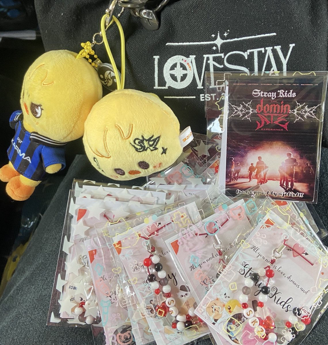 jelix615's tweet photo. 💫Stray kids Dominate Experience 💫
 
⛓️‍💥Felix inspired SKZ phonecharm⛓️‍💥
 
- today feb 7 at @allforskzph blockscreening
- feb 8 @Cams1626 1pm &amp; @apricotandcoph 5pm

sorry, rush ang pagkagawa.hehe
hope you like them https://t.co/5QMGkiDHZq