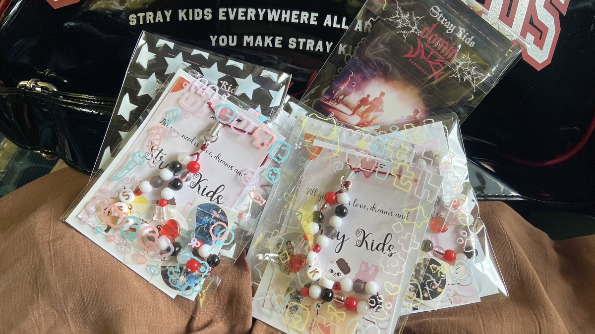 jelix615's tweet photo. 💫Stray kids Dominate Experience 💫
 
⛓️‍💥Felix inspired SKZ phonecharm⛓️‍💥
 
- today feb 7 at @allforskzph blockscreening
- feb 8 @Cams1626 1pm &amp; @apricotandcoph 5pm

sorry, rush ang pagkagawa.hehe
hope you like them https://t.co/5QMGkiDHZq