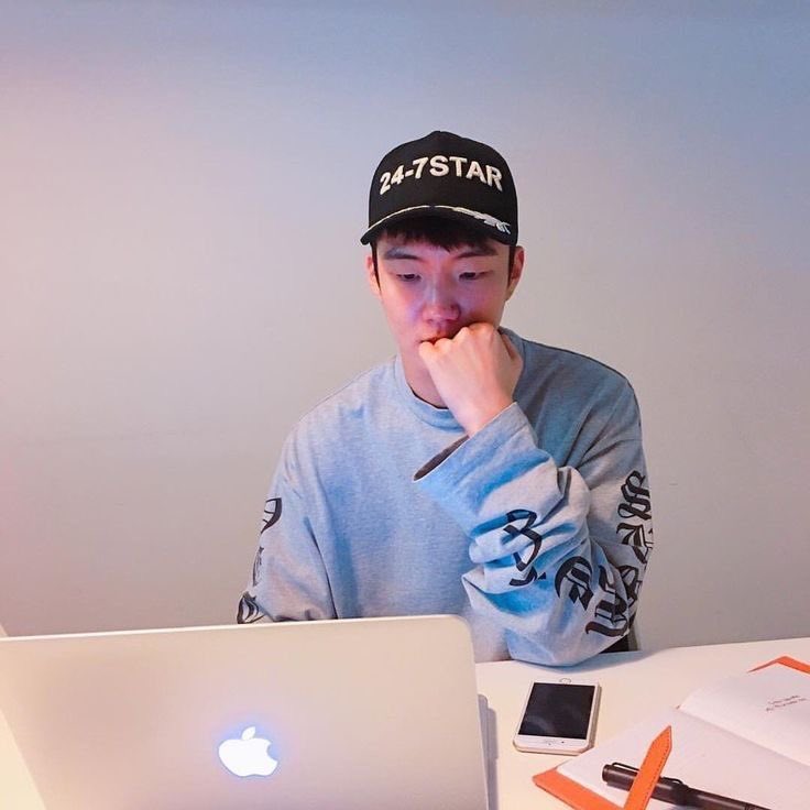 ashi8240's tweet photo. 20대때는 웬수남친미 있음 https://t.co/R02I00ITp2