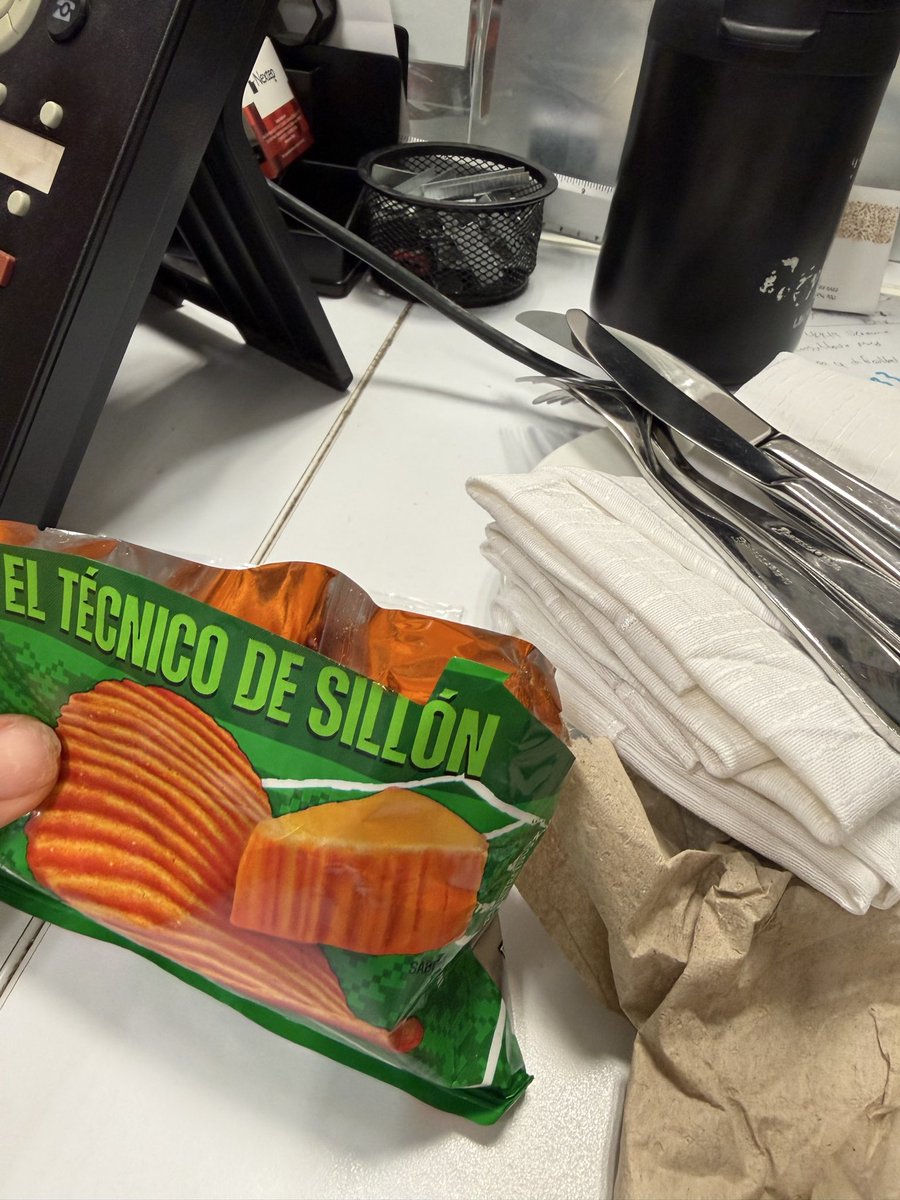 JulietaGamboa_'s tweet photo. Me compré unas Papitas para mejorar mi  noche y literal le recorté para no tener que meter mi mano hasta abajo y vean la cantidad que trae @Ruffles_Mx  que decepción. Ya es más aire que producto :( https://t.co/5Xcj11dSJ0