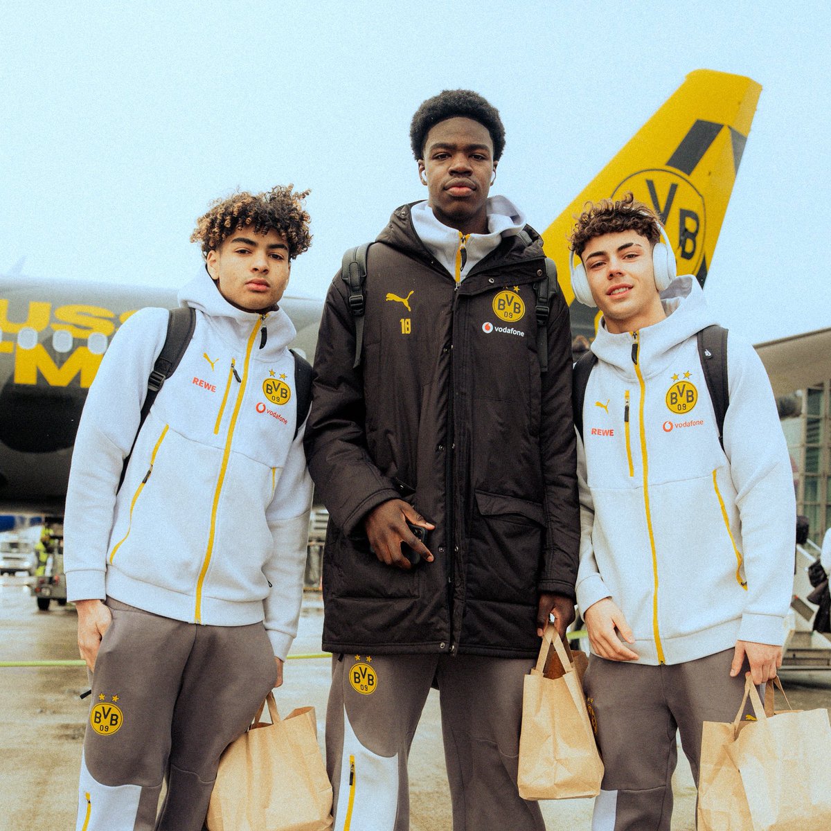 🐝✈️ The 𝟑 𝐁𝐈𝐆 𝐆𝐄𝐌𝐒 of Borussia Dortmund 

🇺🇸 Mathis Albert (16, LW)
🇮🇹 Samuele Inacio (17, CF/AM)
🇩🇪 Mussa Kaba (17, DM/CB)

Please <a href="/BVB/">Borussia Dortmund</a> , trust in the 𝐘𝐎𝐔𝐓𝐇 🖤💛