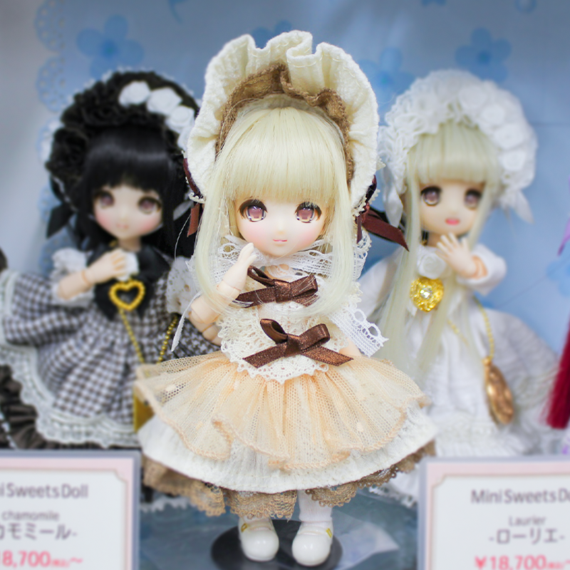 DOLLCExDOLLCE's tweet image. おはようございます🌞
本日の一枚は「カモミール」ちゃん🤎
優しい眼差しで微笑んでいる中にもお茶目さも感じることが出来るキュートなお顔がとっても魅力的ですね✨
本日もDOLLCE秋葉原店は12:00-20:00で元気に営業致します🍀

＃あまむす　#ミニスウィーツドール