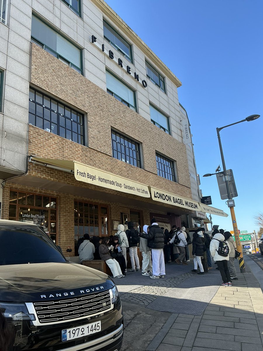 mm41529's tweet photo. 今回渡韓のミッションの一つ、『��ェイティング』❗️
韓国番号を取得して、人気の［ロンドン　ベーグル　ミュージアム］で昼食☕️🥯 https://t.co/3p2xWEIkuh