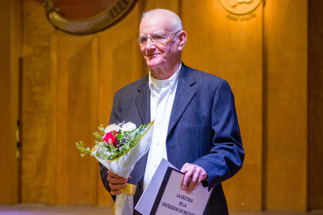 ✨La <a href="/universidad_um/">Universidad de Matanzas</a> ha conferido el título de Doctor Honoris Causa al destacado escritor, historiador y museólogo matancero, Premio Nacional de Historia, Urbano Martínez Carmenate. 
¡Muchas felicidades! 👏🇨🇺

📷 Izet Morales <a href="/PeriodicoGiron/">Periódico Girón</a>
ℹ️ #UMatanzas
#Cuba #UniversidadCubana