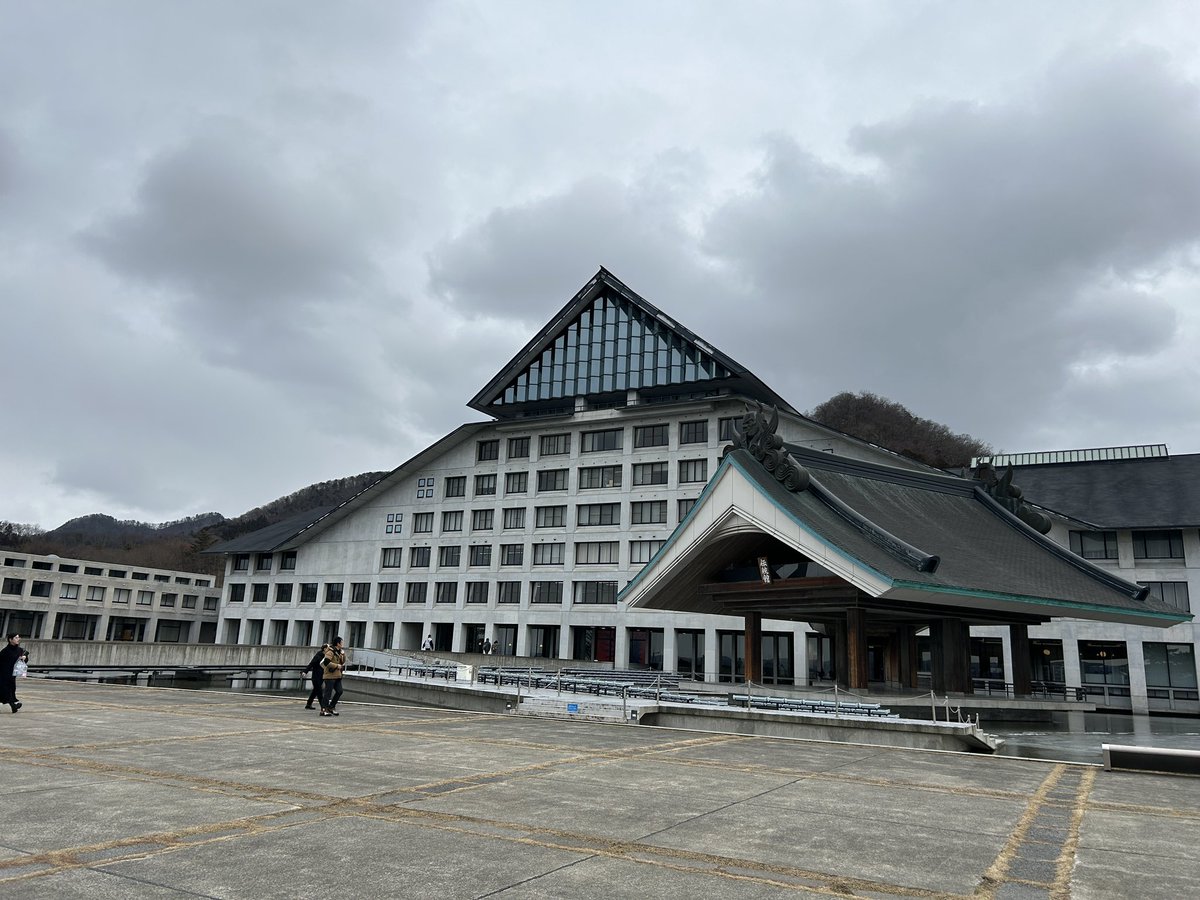 生徒と共に芸工大の卒展にきた我々